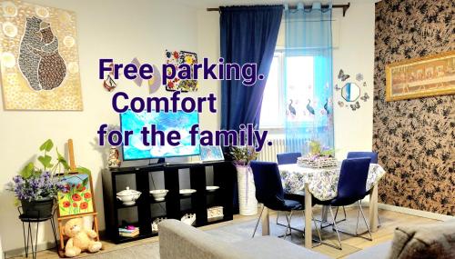 ein Wohnzimmer mit einem kostenlosen Parkplatz für die Familie in der Unterkunft SAGNINO COMO LAKE APARTMENT in Como