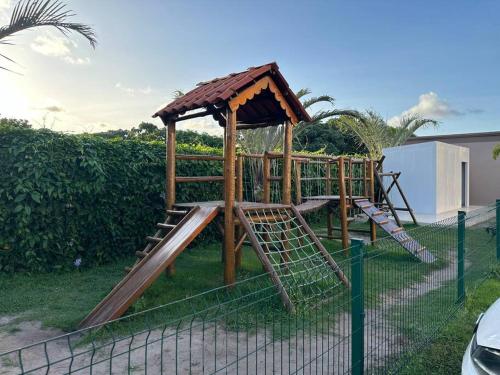 ein Spielplatz mit Rutsche und Pavillon in der Unterkunft Apartamento em João Pessoa in João Pessoa