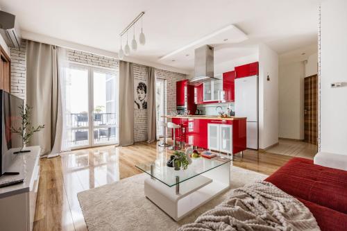 een woonkamer met rode kasten en een glazen tafel bij Relaxing Spacious Balcony Super Central Near Opera in Boedapest