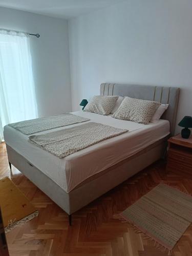 Ένα ή περισσότερα κρεβάτια σε δωμάτιο στο Promajna apartman