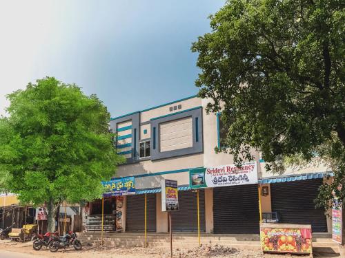 un edificio al lado de una calle en SPOT ON Sri Devi Residency en Jagannādhapuram