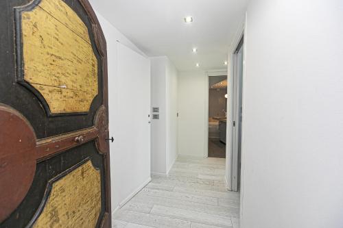 a hallway with a wooden door in a house at DIMORA CENTRO GENOVA in Genova