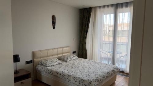イスタンブールにあるLuxury Hotel Concept Apartmentのベッドルーム1室(ベッド1台、大きな窓付)