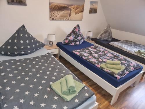 Cama ou camas em um quarto em Teuthostel - Zimmer in der Nähe zur Veltinsarena