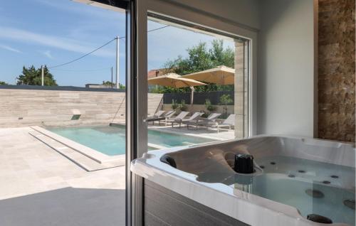 Πισίνα στο ή κοντά στο Lovely Home In Nin With Sauna