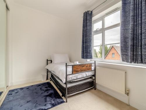um quarto com uma cama e uma janela em The Great Escape em Ipswich