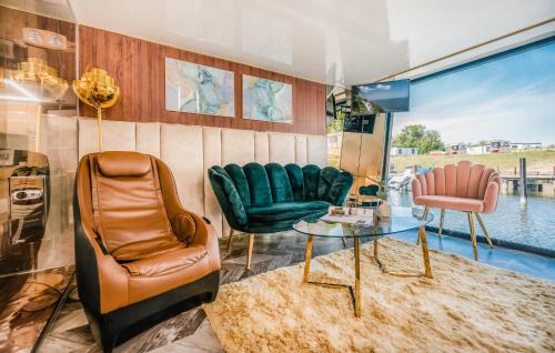 Una habitación con sillas y una mesa y una ventana. en Hausboot Relax, en Sagard