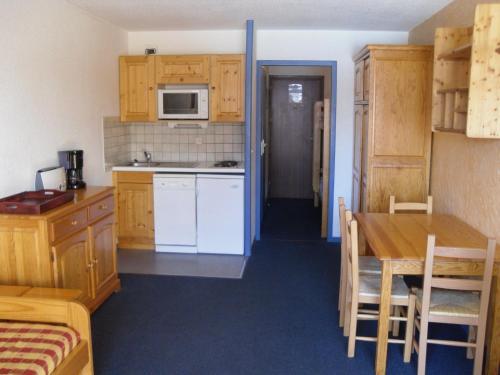 une petite cuisine avec une table et un micro-ondes dans l'établissement Plein Sud - 3106 - Studio pied des pistes - 4 pers, à Les Deux Alpes