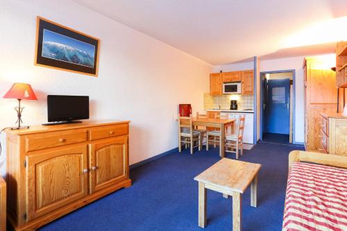une pièce avec une cuisine et un salon dans l'établissement Plein Sud - 3106 - Studio pied des pistes - 4 pers, à Les Deux Alpes
