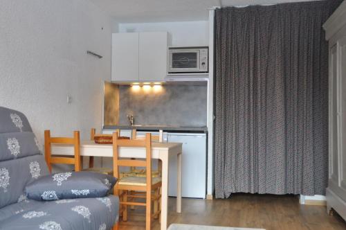 une cuisine avec une table et une salle à manger dans l'établissement Plein Sud - 2107 - Studio pied des pistes - 4 pers, à Les Deux Alpes