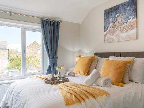 Un pat sau paturi într-o cameră la Snowdrop Cottage