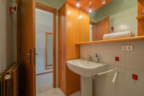 ein Bad mit einem Waschbecken und einem Spiegel in der Unterkunft Interno 18 in Clusane sul Lago