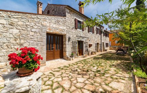 Awesome Home In Kosinozici With Kitchen