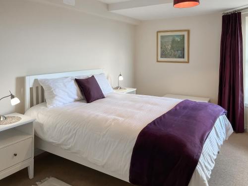 オーバンにあるSeaview Lismore Houseのベッドルーム(紫色の枕が付いた大きな白いベッド付)