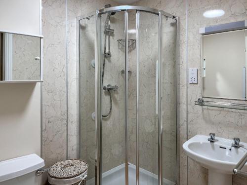 オーバンにあるSeaview Lismore Houseのバスルーム(シャワー、トイレ、シンク付)