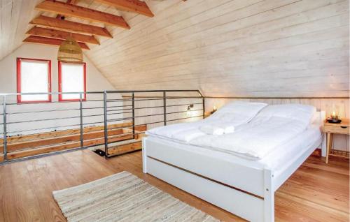 sypialnia z białym łóżkiem w drewnianym suficie w obiekcie 2 Bedroom Lovely Home In Rowy w Rowach