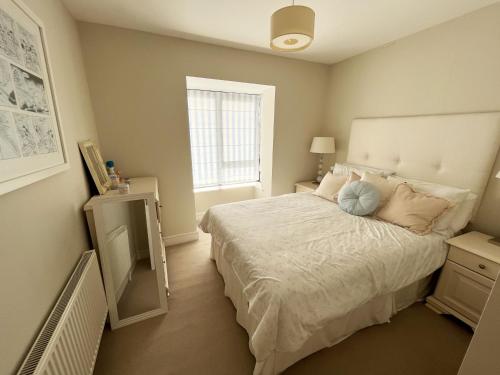 Schlafzimmer mit einem Bett und einem Fenster in der Unterkunft Clearwater Cove Rosslare Stand County Wexford in Walsheslough