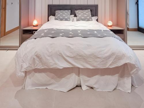 ein Schlafzimmer mit einem großen Bett mit einer weißen Bettdecke in der Unterkunft Park Barn in Whittington