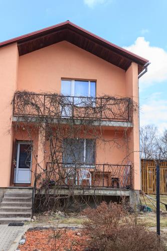 Una casa con balcón y escaleras. en Kalnu māja, en Krāslava
