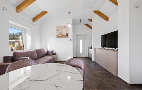 TV a/nebo společenská místnost v ubytování Beautiful Home In Skradin With Kitchen