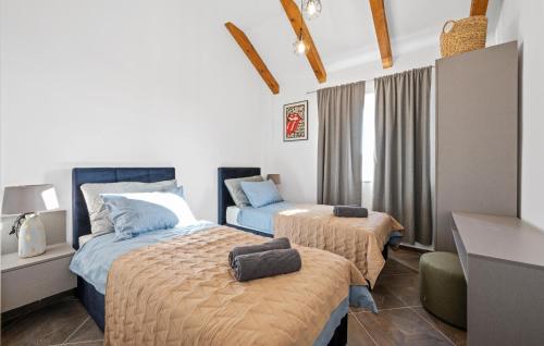 1 dormitorio con 2 camas, mesa y escritorio en Beautiful Home In Skradin With Kitchen, en Piramatovci