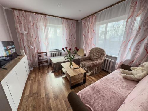 sala de estar con sofá y mesa en Kalnu māja, en Krāslava