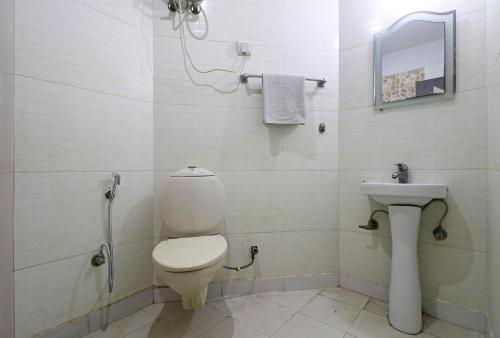a bathroom with a toilet and a sink at Airport KINGDOM in New Delhi