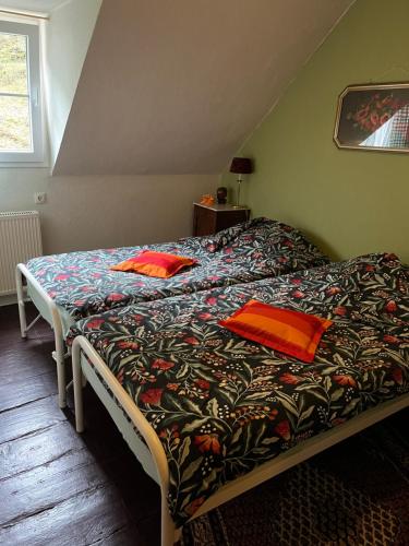 ein Bett mit roten Kissen darauf im Schlafzimmer in der Unterkunft Hermina in Cochem