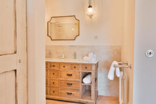 La salle de bains est pourvue d'un lavabo et d'un miroir. dans l'établissement Les Demeures de Piana, à Piana