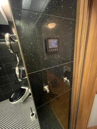 baño con ducha y puerta de cristal en Rohuaia 22 Apartment, en Rakvere