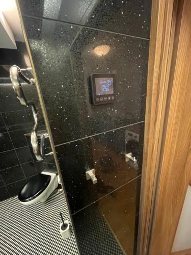 een badkamer met een douche en een glazen deur bij Rohuaia 22 Apartment in Rakvere