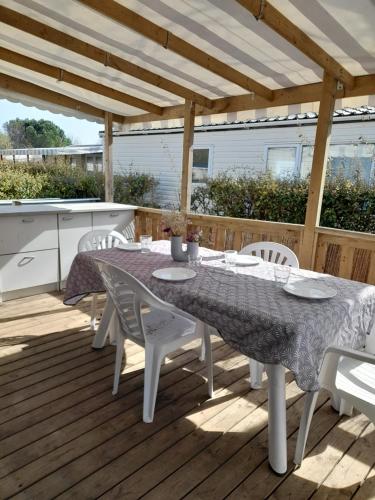 Μπαλκόνι ή βεράντα στο Mobilhome 422 3ch/1 sdb camping 4* La Réserve SIBLU Gastes