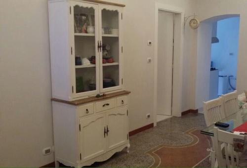 um armário branco num quarto com um corredor em Romantic Chic Loä em Loano