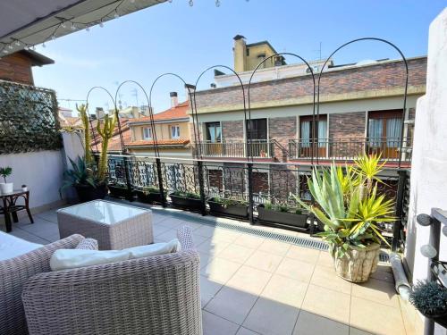 un patio al aire libre con muebles y plantas en un edificio en TOP APARTMENT con terraza en CalleEstafeta, en Pamplona