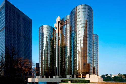 dois edifícios altos de vidro ao lado um do outro em The Westin Bonaventure Hotel & Suites, Los Angeles em Los Angeles