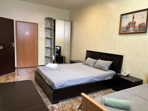 sypialnia z dużym łóżkiem i pokój z: w obiekcie Mini Hotel Smak w mieście Dniepr
