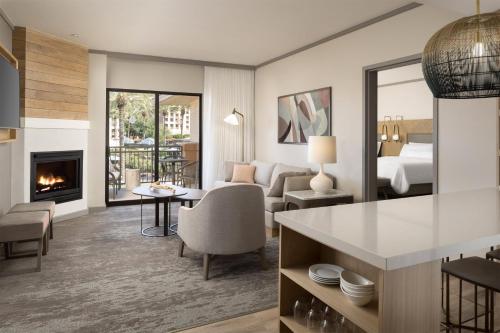una camera d'albergo con letto king-size e camino di The Westin Kierland Resort & Spa a Scottsdale