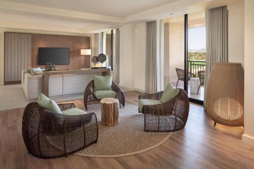 sala de estar con sillas de mimbre y TV en The Westin Kierland Resort & Spa, en Scottsdale