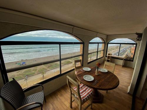 comedor con mesa y vistas a la playa en Departamentos Heimat 2, en La Serena