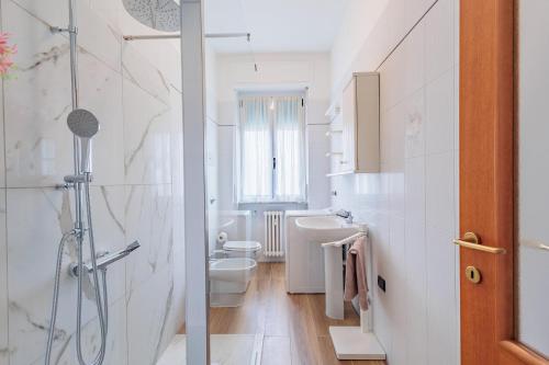 un bagno con doccia, WC e lavandino di Cadelpiero Apt - near the University a Bergamo
