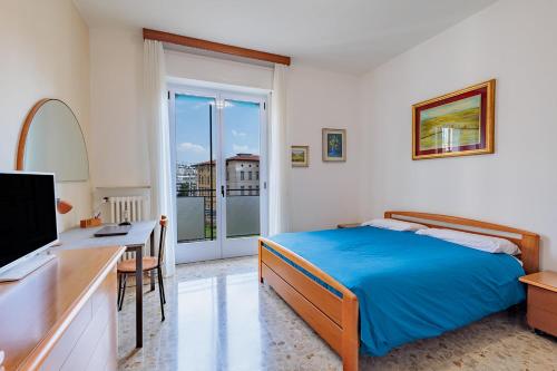 um quarto com uma cama, uma secretária e uma televisão em Cadelpiero Apt - near the University em Bérgamo
