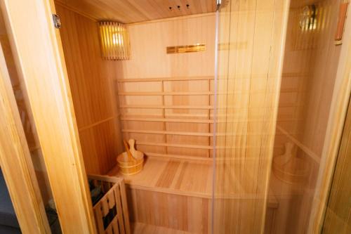 eine Dusche mit Glastür im Bad in der Unterkunft Capsule Flower - Balneo - Cinema - Billard - Nintendo Switch - Mons Centre in Mons
