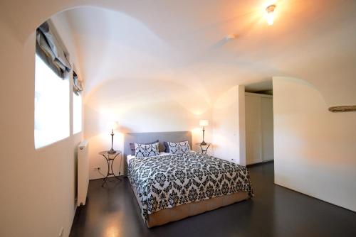 a bedroom with a bed and two lamps on the floor at Linnerhof in Hart