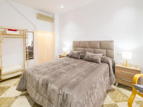 una camera da letto con un letto grande e una sedia di Cubo's El Rincon del Caminito del Rey Apartment ad Ardales