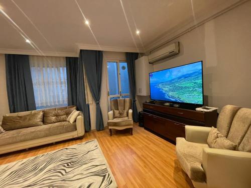 ein Wohnzimmer mit einem großen Flachbild-TV in der Unterkunft Taksim Square 2plus1 Big Flat on the Center with 2 Bathroom in Istanbul