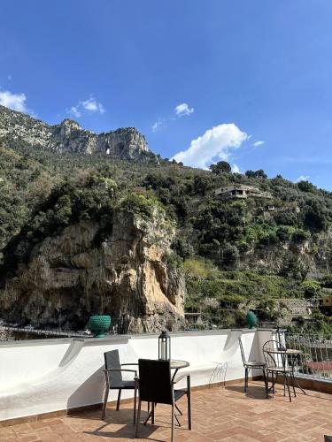 Vista generica sulle montagne o vista sulle montagne dall'interno dell'affittacamere