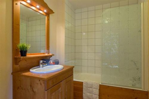a bathroom with a sink and a shower and a tub at Lautaret 5 - C5 - Appart spacieux vue - 10 pers in Les Deux Alpes