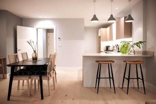 a kitchen and dining room with a table and chairs at Lovely 1BR w/ Balcony - Zone 1 - Station nearby in London