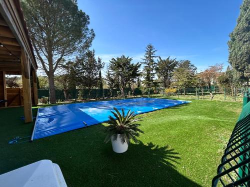 une piscine au milieu d'une cour dans l'établissement VILLA AU CALME AVEC PISCINE, à Moussan