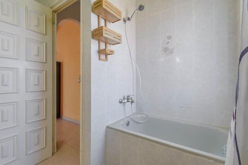 Ένα μπάνιο στο Acogedor y luminoso apartamento Planta 2 N3